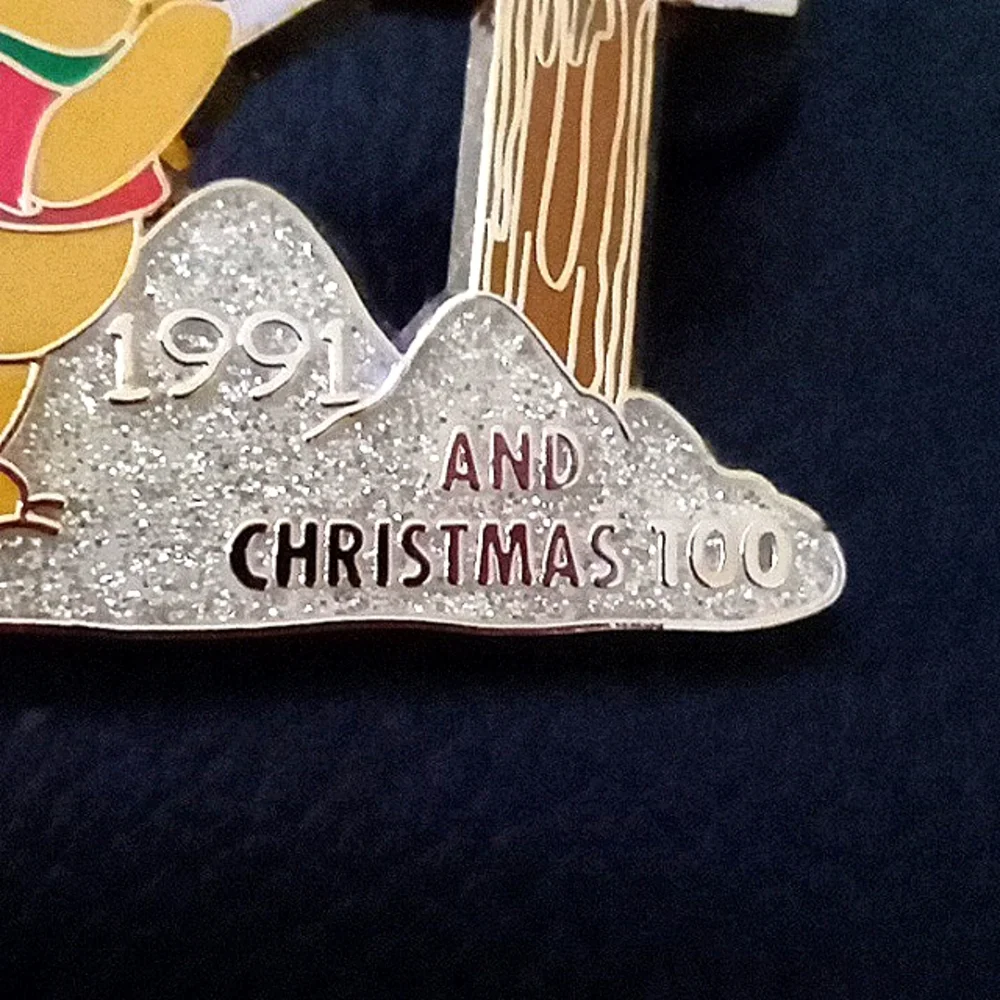 DISNEY STORE WINNIE THE POOH MAILING HIS LETTER TO SANTA - Picture 3 of 8